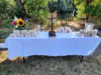 Altartisch auf der Wiese mit Kreuz, Schatzkästchen, Sonnenblumen
