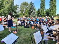 Posauenchor der Kreuzgemeinde mit Leiterin auf der Wiese am Neckar in Kirchheim