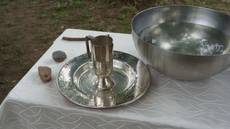 Taufschüssel aus Edelstahlt mit Taufgarnitur aus Tablett und Krug aus Silber