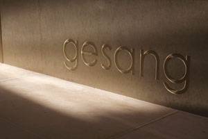 Schriftzug gesang wird von der Seite beleuchtet